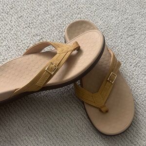 Women’s Bionic Tan Flip Flop Sandals - Casual Comfort NEW